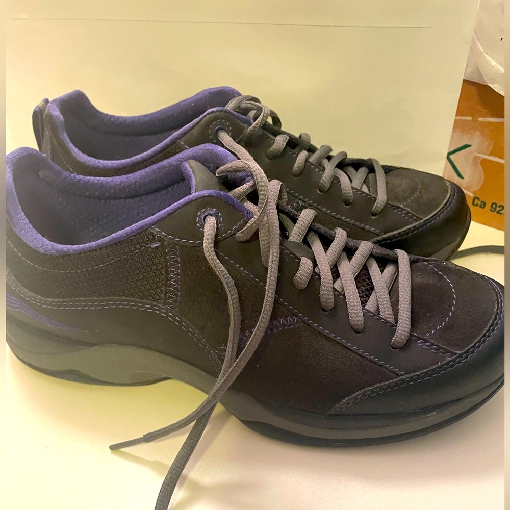 Dansko Woman’s Sabrina Suede Slip Resistant Black &purple shoes w/ arch support